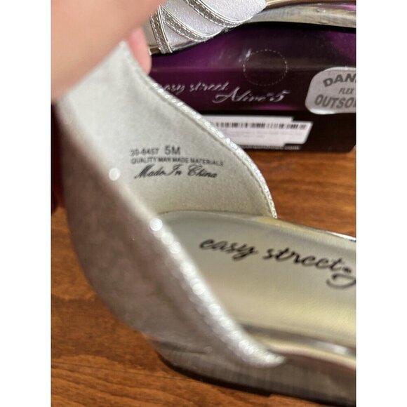 Easy Street Tarrah Crossover Wedge Sandals Silver Glitter 5 M NEW - Picture 5 of 5